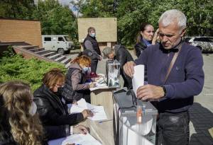 Ue all'attacco: sanzioni agli europei che appoggiano i referendum di Putin