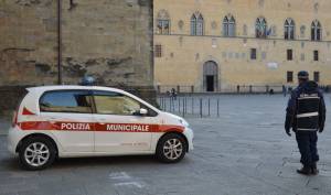 Una pattuglia della polizia municipale di Pistoia