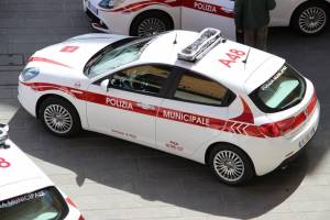 Una volante della polizia municipale di Pisa