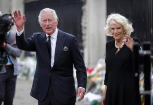 Niente più dame di compagnia: il primo atto da regina di Camilla