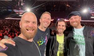 "Seria infezione ai polmoni". Sospeso il tour dei Coldplay