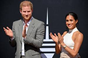 Lo sguardo, le mani, il vestito: cosa rivela la nuova foto di Harry e Meghan