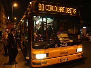 Un bus notturno (foto di repertorio)