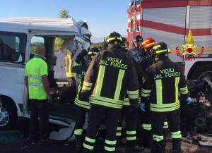 Furgone finisce sotto il tir: tragico incidente sulla A4, morte 6 persone