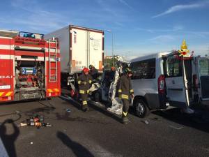 Strage in A4, ipotesi malore: "Nessun segno di frenata". Le vittime sono 7