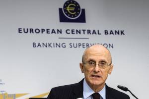 Banche Ue di nuovo in allarme  "Un freno a bonus e dividendi"