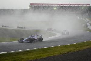 Pioggia, penalità e la gru in pista: al Gp di Suzuka è il caos