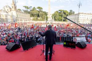 "We love Gazprom". Nella piazza della Cgil spunta il cartello pro Putin contro gli Usa