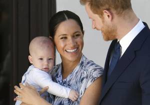 "Incoronato il giorno del compleanno di Archie": lo smacco di Carlo a Harry e Meghan