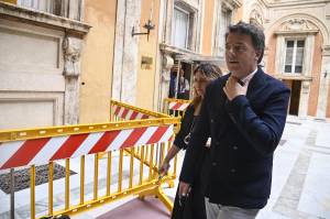 "Scandalo senza fine". L'affondo di Renzi contro il reddito grillino
