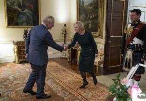 "Oh Cielo! Di nuovo qui?": la gaffe di re Carlo III con Liz Truss