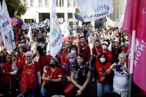 Subito gli insulti in piazza. E spunta il "No Meloni day"