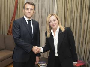 Meloni parla con Macron: "Proteggere frontiere Ue"
