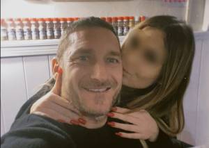 "Le ha regalato la minicar". Totti non bada a spese (e i figli possono raggiungerlo nella nuova casa)