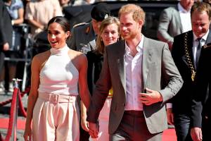 "Il lato spietato del re": Carlo mette nei guai Harry e Meghan