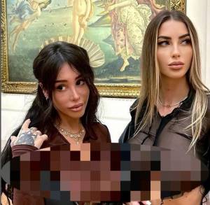 Seminude davanti alla Venere: polemiche sulle influencer agli Uffizi