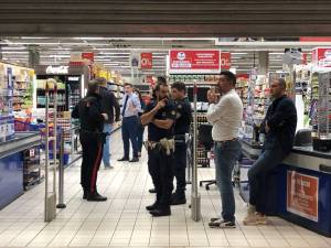 Accoltellò sei persone nel centro commerciale. "Capace di intendere e volere"