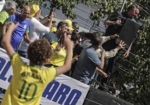 Predicatori e campioni del calcio: la carta di Bolsonaro per la rimonta