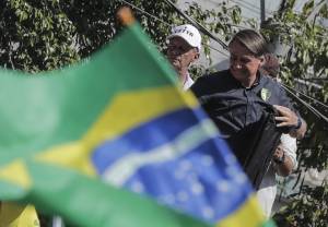 Bolsonaro cerca voti tra i cattolici, ma i vescovi "tifano" Lula