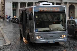 Botte e sputi (perché è nero) sull'autobus. Nei guai tre giovanissimi