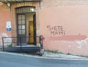 La scritta apparsa ieri sui muri del centro di salute mentale di Siena