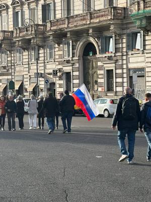C'è la bandiera russa, non quella ucraina: la sinistra in piazza toglie la maschera