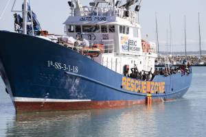 Pugno chiuso e slogan anti-Israele: così la nave Ong è pronta a tornare in mare