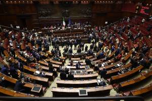 Manovra, le opposizioni s'infuriano: seduta sospesa in Commissione