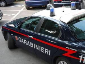 "È il Truman show". E il 24enne uccide a sprangate e coltellate il padre