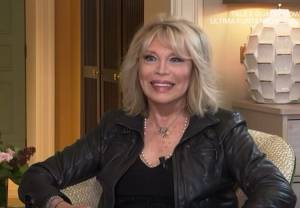 Amanda Lear svela: "La mia trasgressione oggi? Andare in chiesa ed essere fedele"