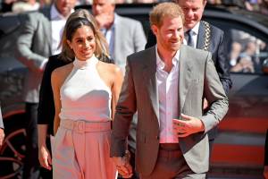 "Mostruoso". Harry e Meghan premiati per aver definito "razzista" la Corona