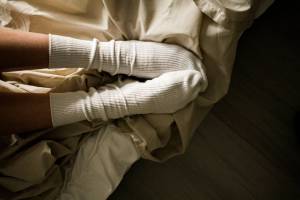 Crampi notturni nelle gambe negli over: cause, rimedi e alcune strategie per prevenirli