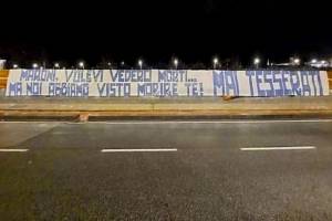 "Ci volevi morti, e invece... ". Striscione-vergogna a Napoli contro Maroni