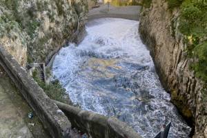 Onda spazza via turista mentre fa una foto