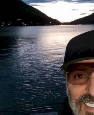 Gigi D'Agostino torna sui social. La foto che fa sperare i fan