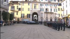 Applausi e fiori bianchi. L'ultimo saluto a Roberto Maroni