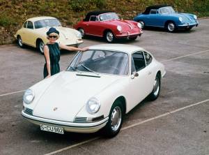 Thora Hornung in posa con la Porsche 901 Prototype. Giugno 1964