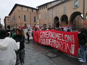 Le femministe in corteo vogliono morta la Meloni