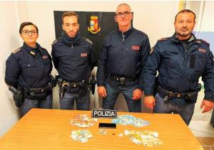 La droga e i soldi sequestrati dalla polizia al trentasettenne tunisino