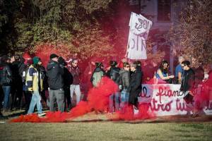 "Governo Meloni fascista". I deliri degli anarchici greci contro l'Italia