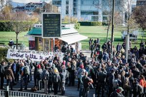 Bombe carta, fumogeni e pestaggi: Torino nella morsa degli anarchici