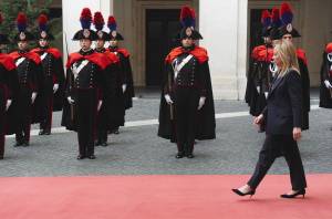 Meloni: basta accerchiamento. Ma per il Pos è retromarcia. Stop del Colle su Banca d'Italia