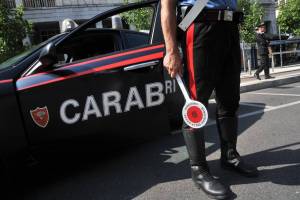 "Ridatemi il whisky e gli spinelli". E lo straniero picchia i carabinieri