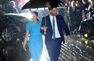 L'abito bianco e l’anello di Diana: così Meghan sfida Kate