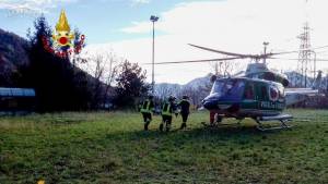 Fa retromarcia e investe la figlia. Grave la bimba di 3 anni 