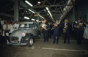 Citroën 2CV, ultima chiamata in Portogallo alla finestra del nuovo millennio