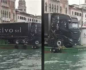 "Un tir nero con il profilo del Duce". Scoppia la polemica a Venezia