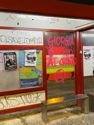 Una delle frasi anarchiche contro il presidente Giorgia Meloni