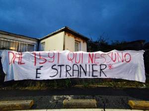 Lo striscione appeso a Livorno nei giorni scorsi