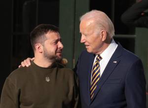 Zelensky parla di vittoria sui russi, Biden di "pace giusta"